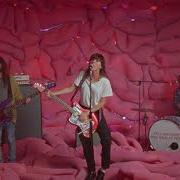 Le texte musical KEEP ON de COURTNEY BARNETT est également présent dans l'album Everybody here hates you (2020)