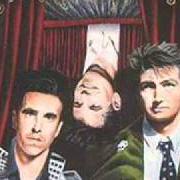 Le texte musical MANSION IN THE SLUMS de CROWDED HOUSE est également présent dans l'album Temple of low men (1988)