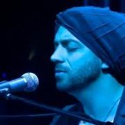 Le texte musical MA'AGALIM (CIRCLES) de IDAN RAICHEL est également présent dans l'album At the edge of the beginning (2016)