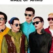 Le texte musical WALL OF ARMS de THE MACCABEES est également présent dans l'album Wall of arms (2009)