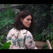 Le texte musical QUARANTINE QUEEN de SINEAD HARNETT est également présent dans l'album N.O.W (2014)