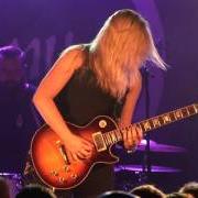 Le texte musical CAN'T KEEP LIVING LIKE THIS de JOANNE SHAW TAYLOR est également présent dans l'album Diamonds in the dirt (2010)