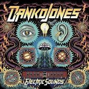Le texte musical WHAT GOES AROUND de DANKO JONES est également présent dans l'album Electric sounds (2023)