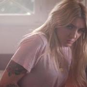 Le texte musical ISSUES de JULIA MICHAELS est également présent dans l'album Issues (2017)