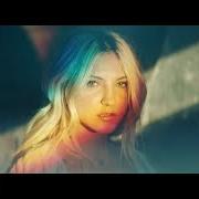 Le texte musical JUMP de JULIA MICHAELS est également présent dans l'album New (2019)