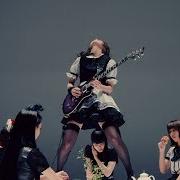 Le texte musical DAYDREAMING de BAND MAID est également présent dans l'album World domination (2018)