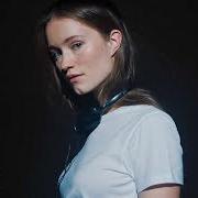 Le texte musical DON'T FEEL LIKE CRYING de SIGRID est également présent dans l'album Sucker punch (2019)