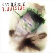 Le texte musical LEON TAKES US OUTSIDE de DAVID BOWIE est également présent dans l'album Outside (1995)