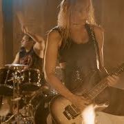 Le texte musical MARIANA TRENCH de NITA STRAUSS est également présent dans l'album Controlled chaos (2018)