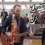 Le texte musical RUNNIN' SCARED de AARON WEST AND THE ROARING TWENTIES est également présent dans l'album We don't have each other (2014)