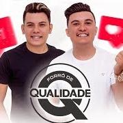 Le texte musical TCHAU PRA QUEM NAMORA de FORRÓ DE QUALIDADE est également présent dans l'album 100% paredão (2019)