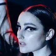 Le texte musical WEAKER GIRL de BANKS est également présent dans l'album The altar (2016)