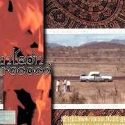 Le texte musical MAQUINITA de PANTEON ROCOCO est également présent dans l'album A la izquierda de la tierra (1999)