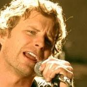 Le texte musical HERE SHE COMES, HERE WE GO de DIERKS BENTLEY est également présent dans l'album Feel that fire (2009)