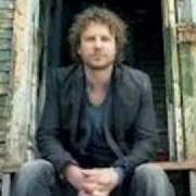 Le texte musical GOOD MAN LIKE ME de DIERKS BENTLEY est également présent dans l'album Modern day drifter (2005)