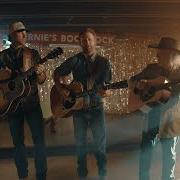 Le texte musical FOR AS LONG AS I CAN REMEMBER de DIERKS BENTLEY est également présent dans l'album Broken branches (2025)