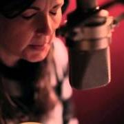 Le texte musical SHOUTING de LORI MCKENNA est également présent dans l'album Massachusetts (2013)