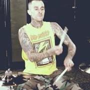 Le texte musical LET'S GO de TRAVIS BARKER est également présent dans l'album Give the drummer some (2011)