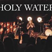 Le texte musical HOLY WATER de WE THE KINGDOM est également présent dans l'album Holy water (2020)