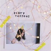 Le texte musical PARTY TATTOOS de DODIE est également présent dans l'album Party tattoos (2018)