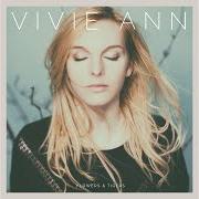Le texte musical HEADLOCK de VIVIE ANN est également présent dans l'album Flowers and tigers (2016)
