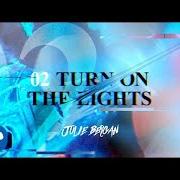 Le texte musical ARIGATO de JULIE BERGAN est également présent dans l'album Turn on the lights (2018)