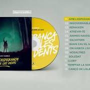 Le texte musical AMB L'ESPERANÇA ENTRE LES DENTS de XAVI SARRIÀ est également présent dans l'album Amb l'esperança entre les dents (2017)
