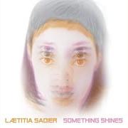 Le texte musical BUTTER SIDE UP de LAETITIA SADIER est également présent dans l'album Something shines (2014)