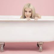 Le texte musical MONEY de POPPY est également présent dans l'album Bubblebath (2016)