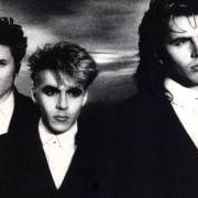 Le texte musical ALL ALONG THE WATER de DURAN DURAN est également présent dans l'album Liberty (1990)