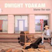 Le texte musical JUST PASSING TIME de DWIGHT YOAKAM est également présent dans l'album Blame the vain (2005)