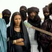 Le texte musical MANO DAYAK de TINARIWEN est également présent dans l'album Aman iman (2007)