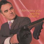 Le texte musical LET ME KISS YOU de MORISSEY est également présent dans l'album You are the quarry (2004)