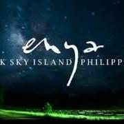 Le texte musical DIAMONDS ON THE WATER de ENYA est également présent dans l'album Dark sky island (2015)