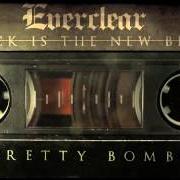 Le texte musical PRETTY BOMB de EVERCLEAR est également présent dans l'album Black is the new black (2015)