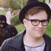 Le texte musical WHERE DID THE PARTY GO de FALL OUT BOY est également présent dans l'album Save rock and roll (2013)