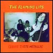 Le texte musical GUY WHO GOT A HEADACHE AND ACCIDENTALLY SAVES THE WORLD de THE FLAMING LIPS est également présent dans l'album Clouds taste metallic (1995)