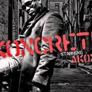 Le texte musical GIVE IT TO EM de AKON est également présent dans l'album Konkrete (2011)