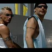 Le texte musical COME PIACE A ME de GEMELLI DIVERSI est également présent dans l'album Come piace a me (2001)