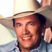 Le texte musical LOVE COMES FROM THE OTHER SIDE OF TOWN de GEORGE STRAIT est également présent dans l'album Does fort worth ever cross your mind (1984)