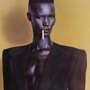 Le texte musical WALKING IN THE RAIN de GRACE JONES est également présent dans l'album Nightclubbing (2014)