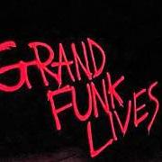 Le texte musical WE GOTTA GET OUT OF THIS PLACE de GRAND FUNK RAILROAD est également présent dans l'album Grand funk lives (1981)