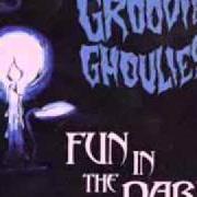 Le texte musical (SHE'S MY) VAMPIRE GIRL de GROOVIE GHOULIES est également présent dans l'album Fun in the dark (1999)