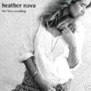 Le texte musical FLYING AS SHE FALLS de HEATHER NOVA est également présent dans l'album These walls (1990)