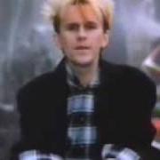 Le texte musical OUT OF THIN AIR de HOWARD JONES est également présent dans l'album What is love? (1993)