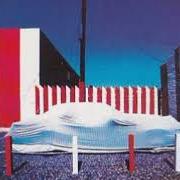 Le texte musical LA MUSICA CHE GIRA INTORNO de IVANO FOSSATI est également présent dans l'album Le città di frontiera (1983)