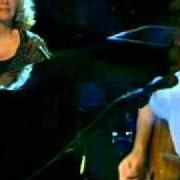 Le texte musical SOMETHING IN THE WAY SHE MOVES de JAMES TAYLOR est également présent dans l'album Live at the troubadour (2010)