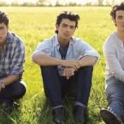 Le texte musical PARANOID de JONAS BROTHERS est également présent dans l'album Lines, vines and trying times (2009)