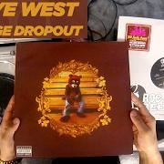 Le texte musical INTRO de KANYE WEST est également présent dans l'album College dropout (2004)