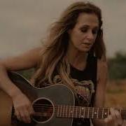 Le texte musical EARLY GRAVE de KASEY CHAMBERS est également présent dans l'album Campfire (2018)